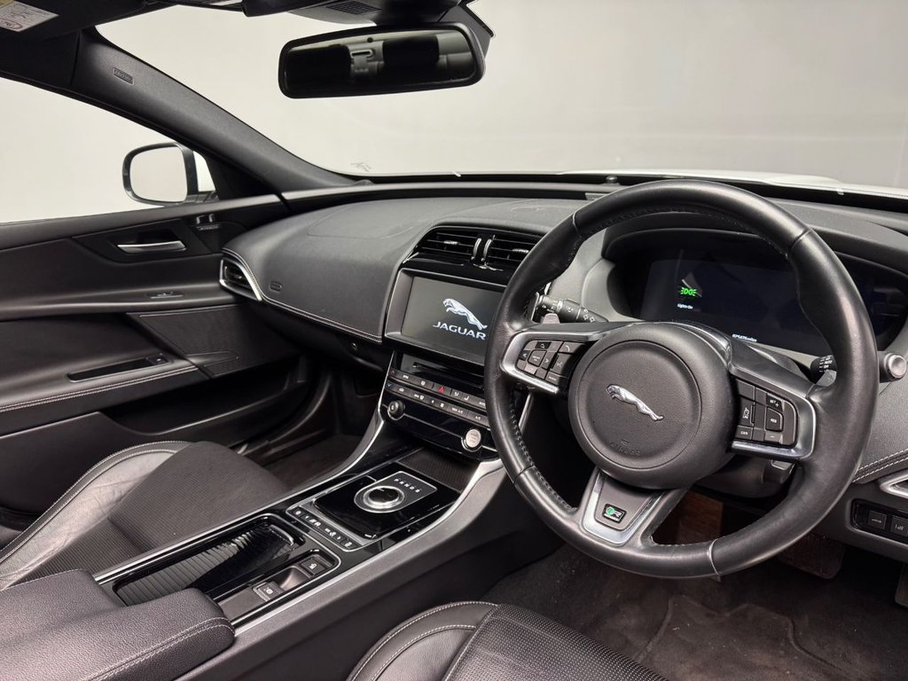 Used Jaguar XE 2018 for sale - 77065181: Photo 3