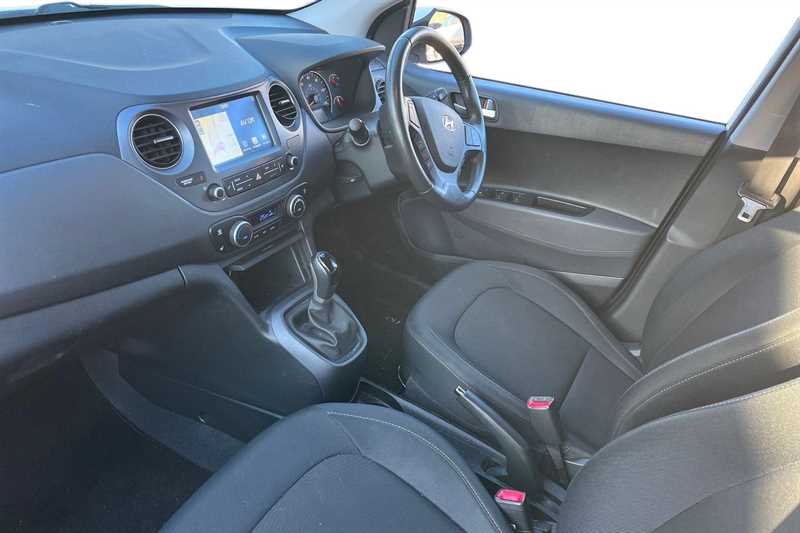 Used Hyundai i10 2018 for sale - 76999863: Photo 2