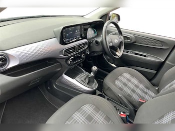 Used Hyundai i10 2023 for sale - 76100096: Photo 2