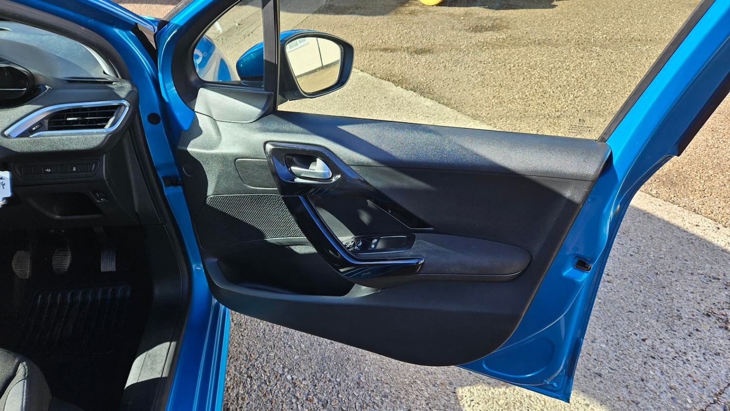 Used Peugeot 208 2012 for sale - 76364005: Photo 5