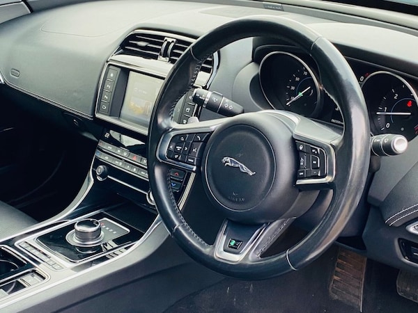 Used Jaguar XE 2017 for sale - 76173313: Photo 2