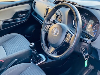 Used Toyota Yaris 2018 for sale - 76080470: Photo 2