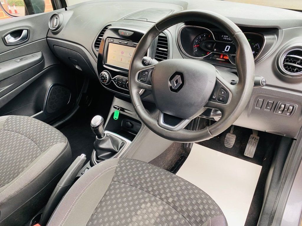 Used Renault Captur 2018 for sale - 76632395: Photo 2