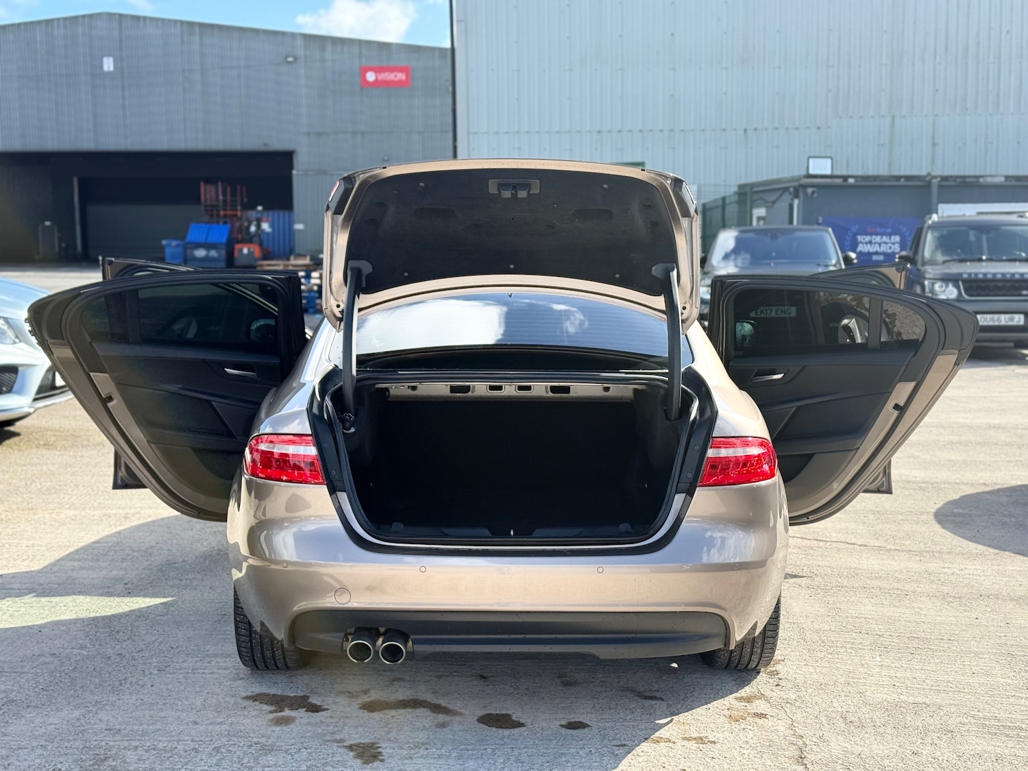 Used Jaguar XE 2017 for sale - 77890548: Photo 15