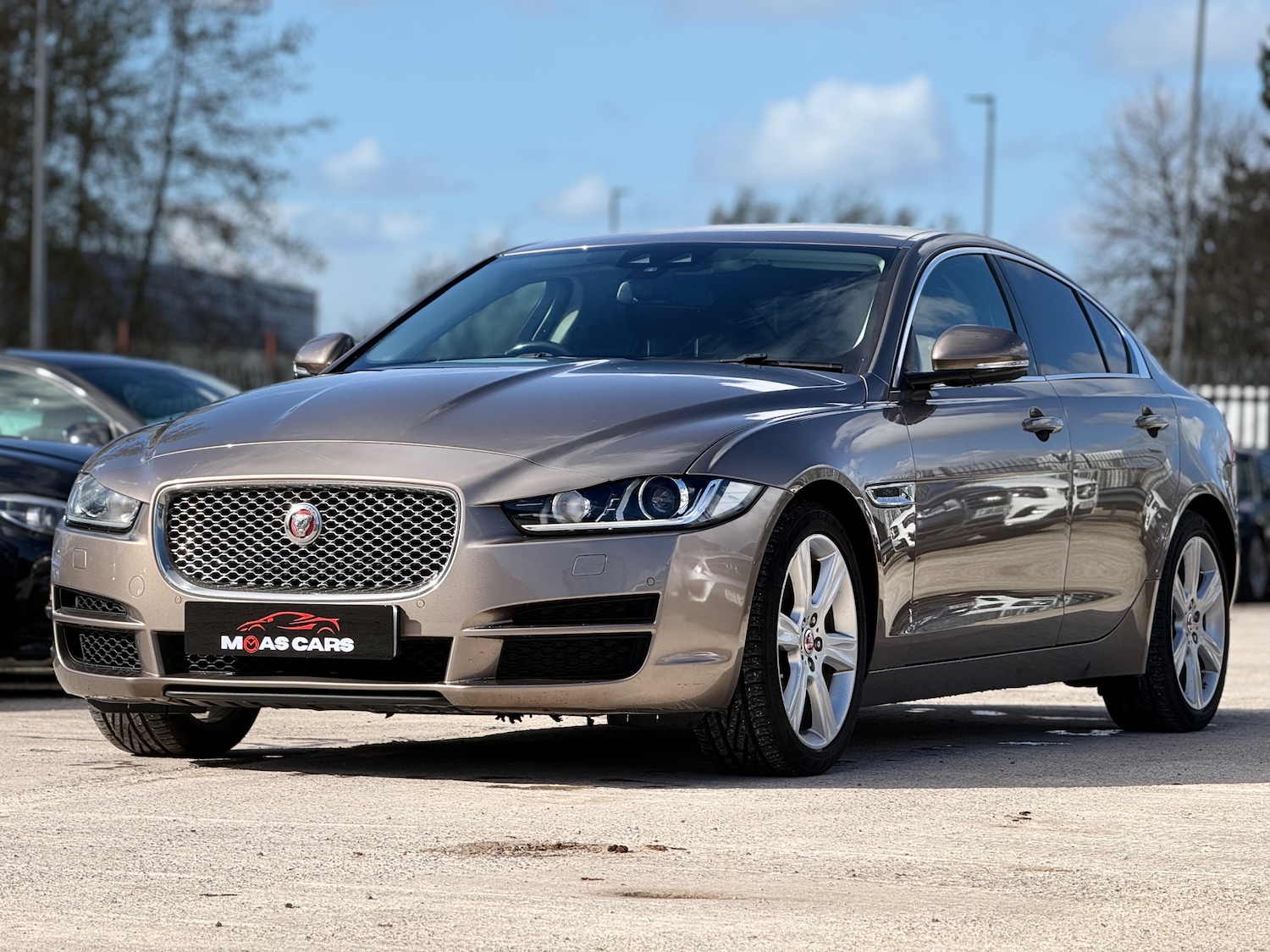 Used Jaguar XE 2017 for sale - 77890548: Photo 2