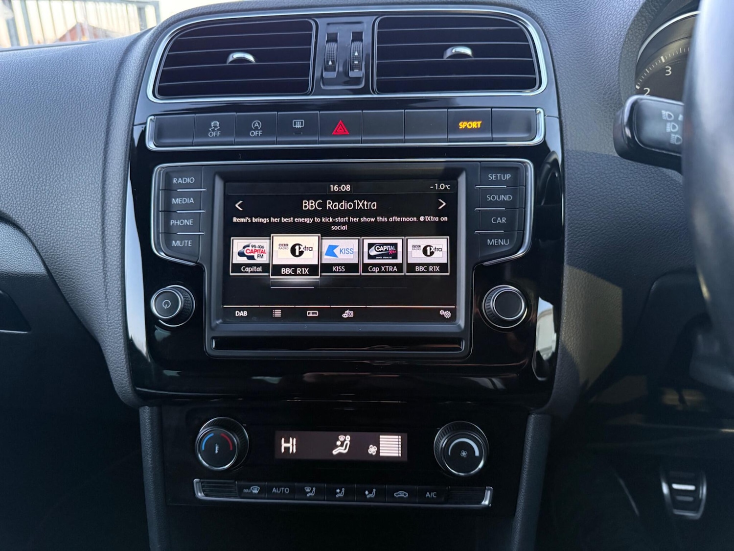 Used Volkswagen Polo 2016 for sale - 77097943: Photo 3