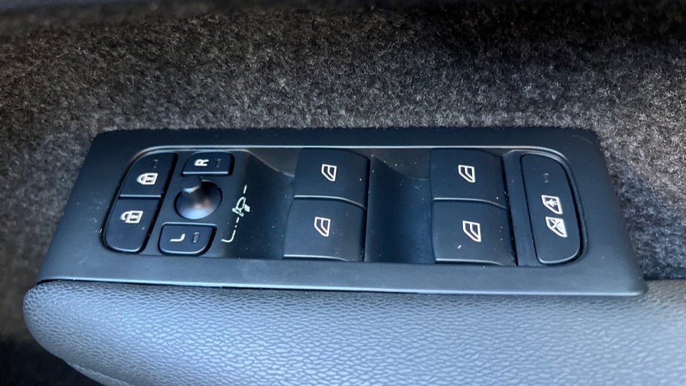 Used Volvo XC40 2023 for sale - 76872738: Photo 31