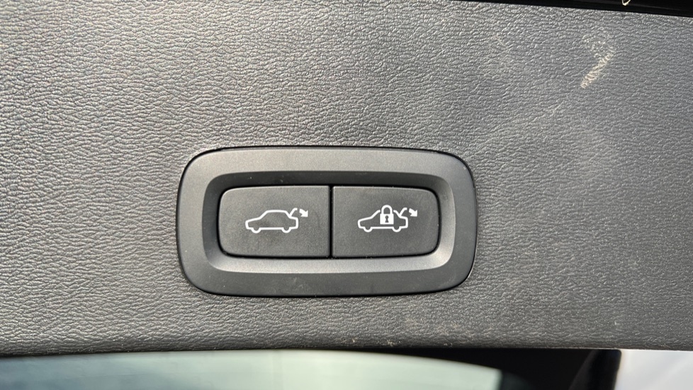 Used Volvo XC40 2023 for sale - 76872738: Photo 46