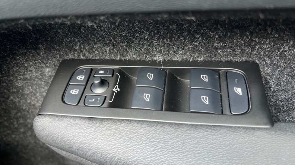 Used Volvo XC40 2021 for sale - 76630257: Photo 30