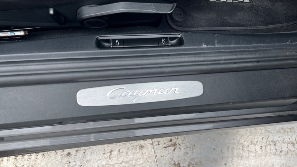 Used Porsche Cayman 2021 for sale - 76154653: Photo 35