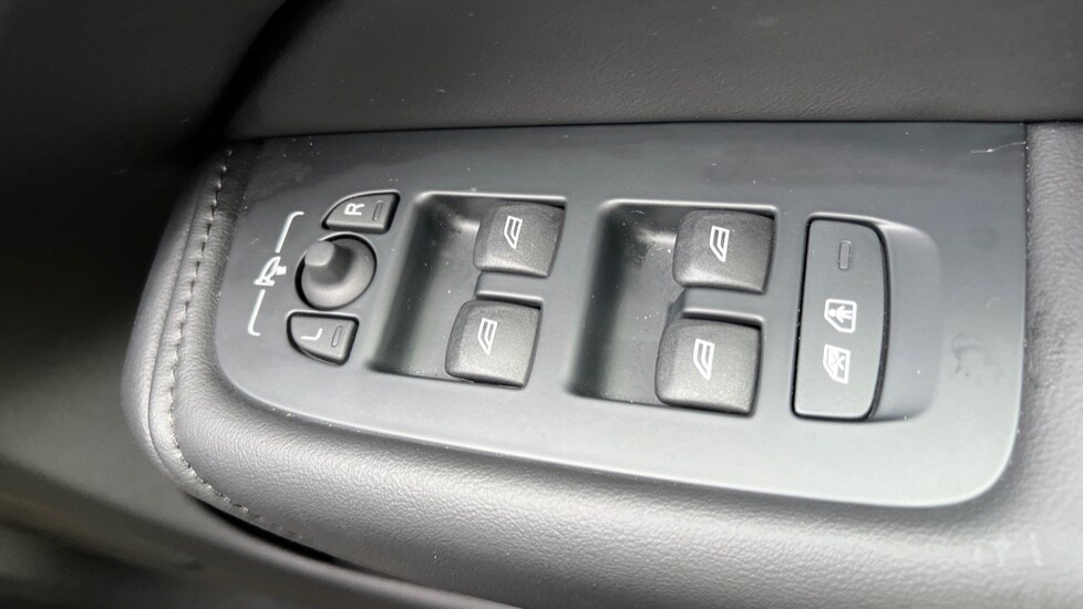 Used Volvo XC60 2025 for sale - 76999505: Photo 31