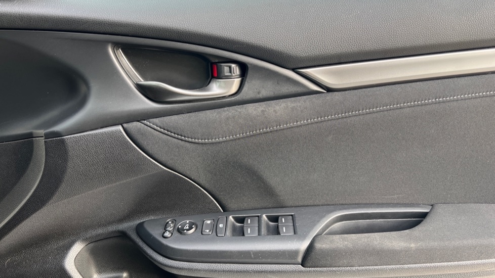 Used Honda Civic 2018 for sale - 76873632: Photo 32