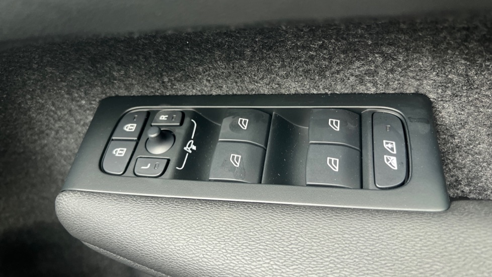 Used Volvo XC40 2025 for sale - 76871340: Photo 30