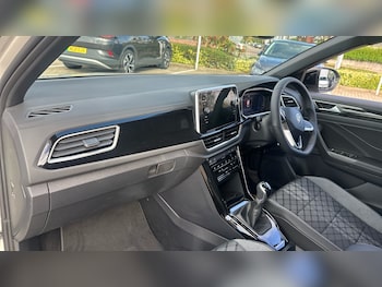 Used Volkswagen T-Roc 2025 for sale - 76063695: Photo 2