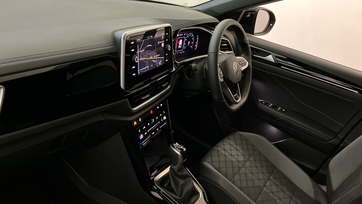 Used Volkswagen T-Roc 2025 for sale - 77272113: Photo 2