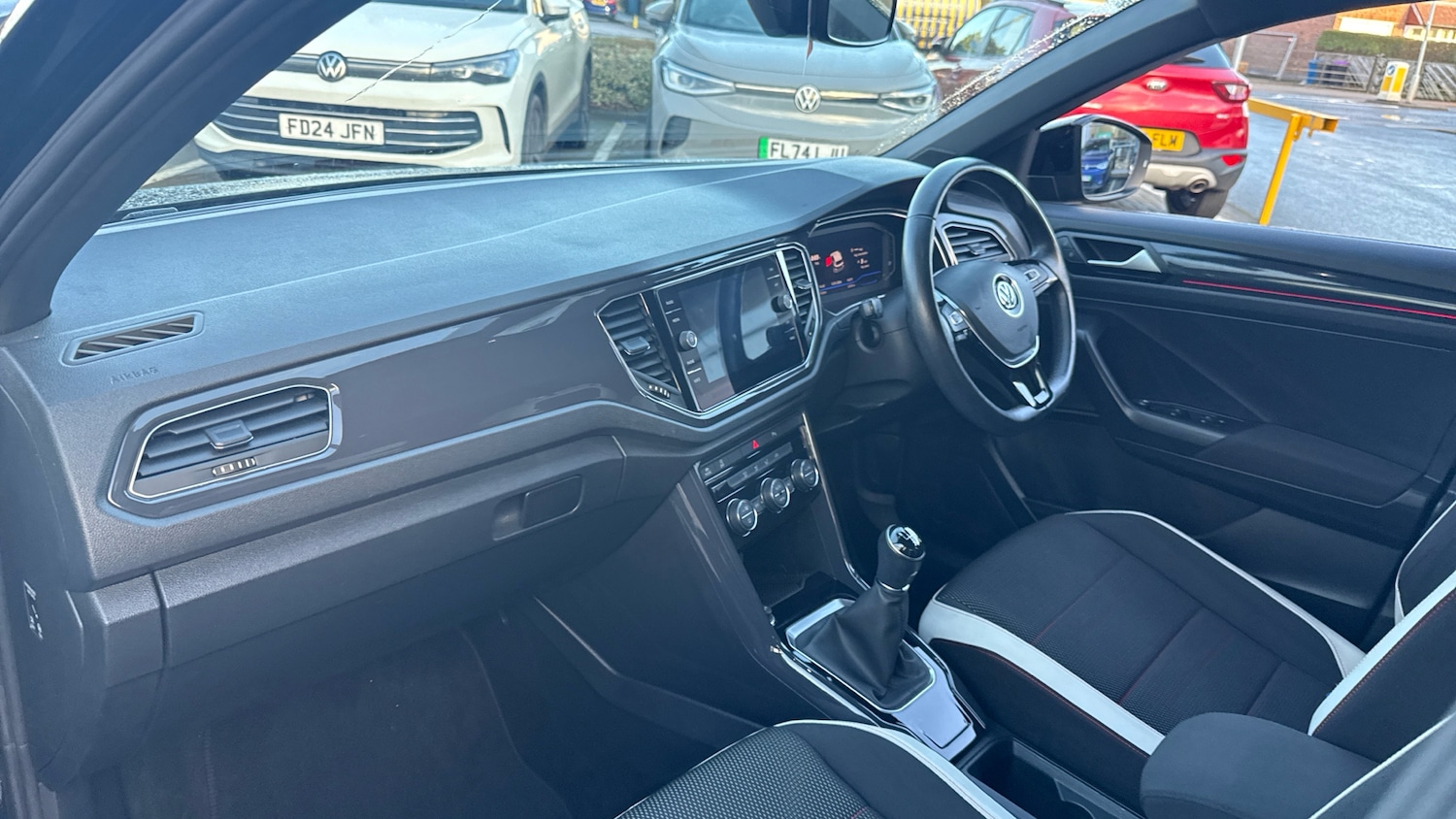 Used Volkswagen T-Roc 2018 for sale - 77179923: Photo 2