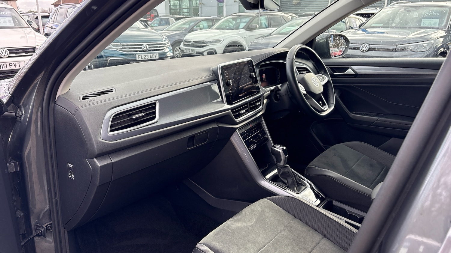 Used Volkswagen T-Roc 2022 for sale - 77676985: Photo 2