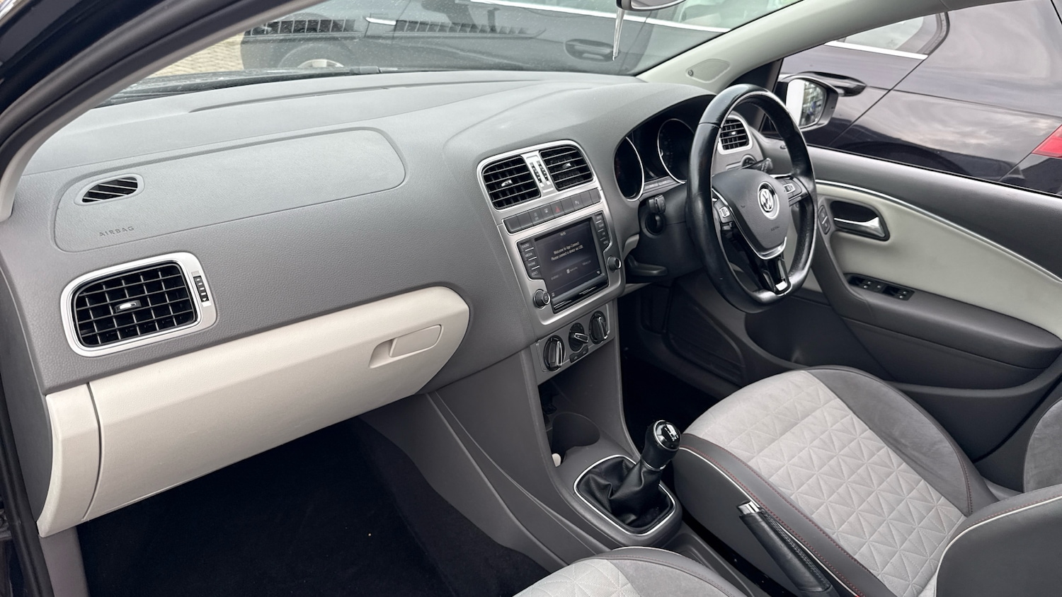 Used Volkswagen Polo 2017 for sale - 76505563: Photo 2