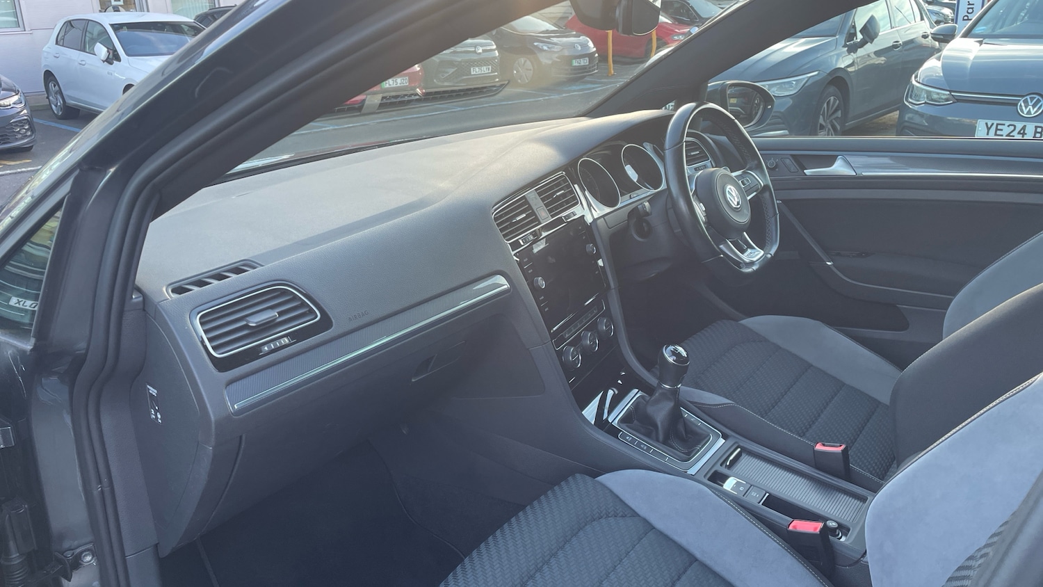 Used Volkswagen Golf 2020 for sale - 76663617: Photo 2