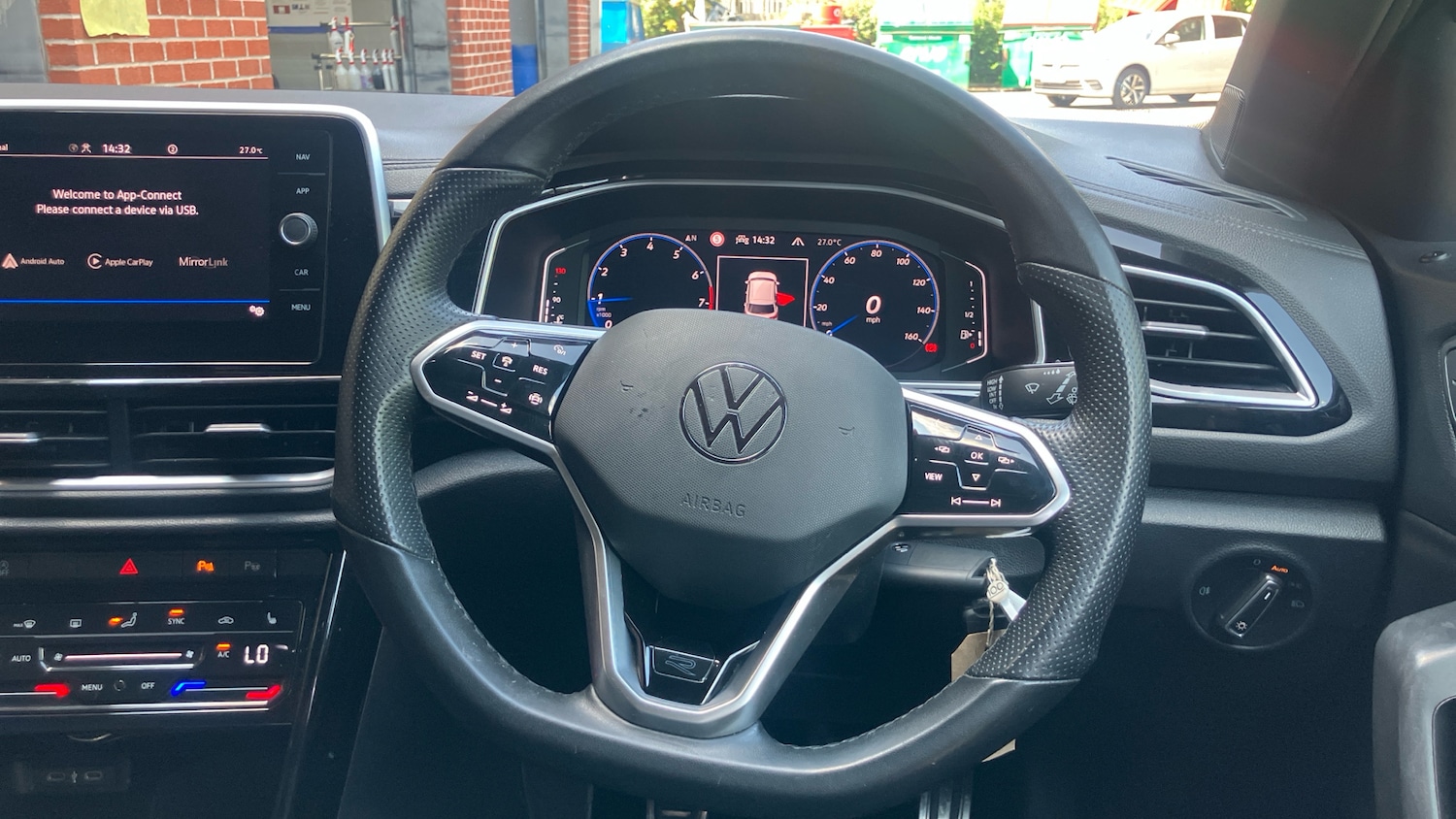 Used Volkswagen T-Roc 2023 for sale - 76343908: Photo 10