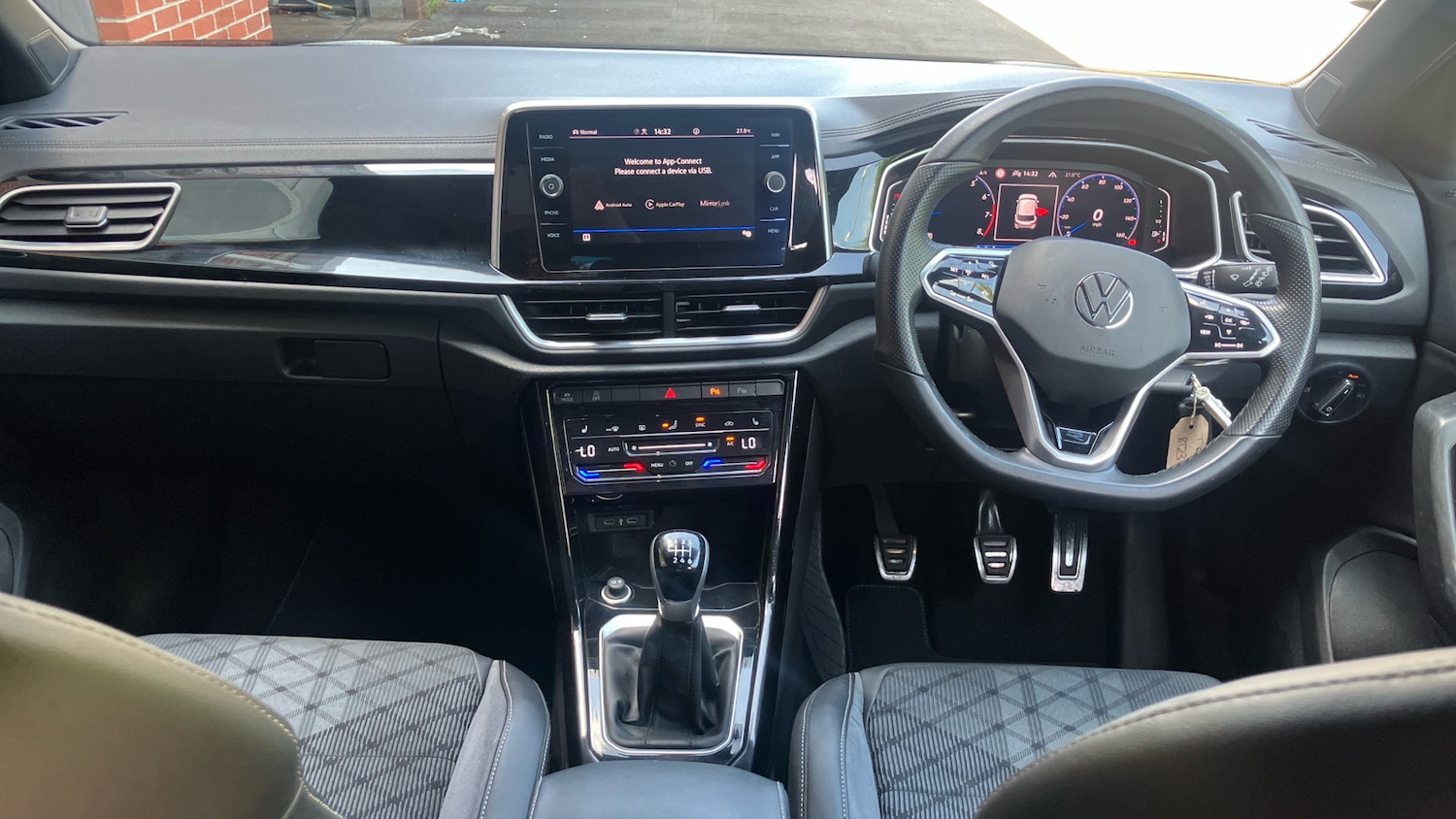 Used Volkswagen T-Roc 2023 for sale - 76343908: Photo 9