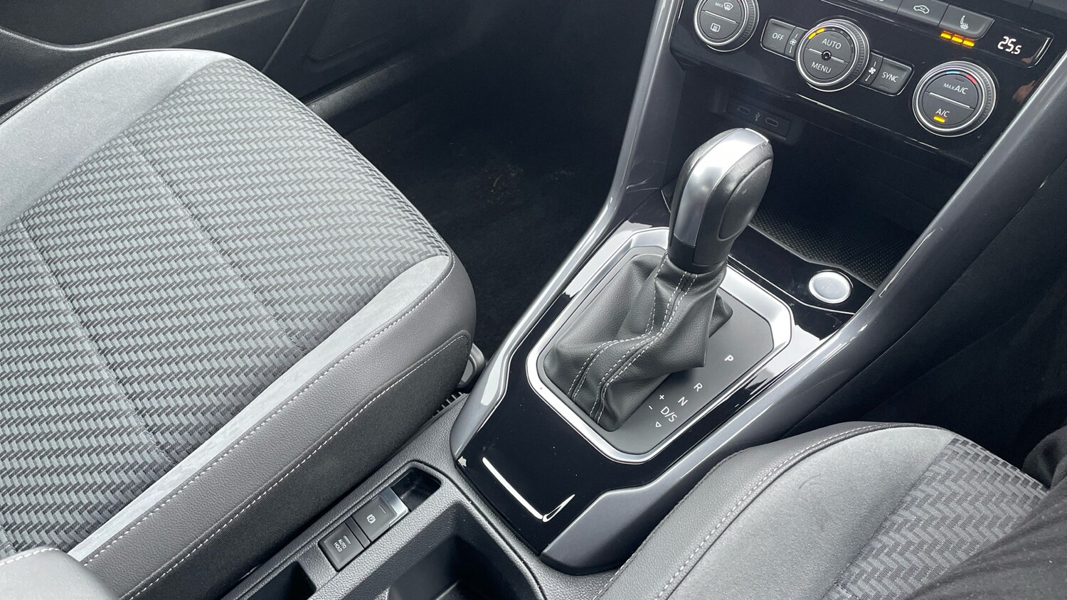 Used Volkswagen T-Roc 2021 for sale - 77516345: Photo 14