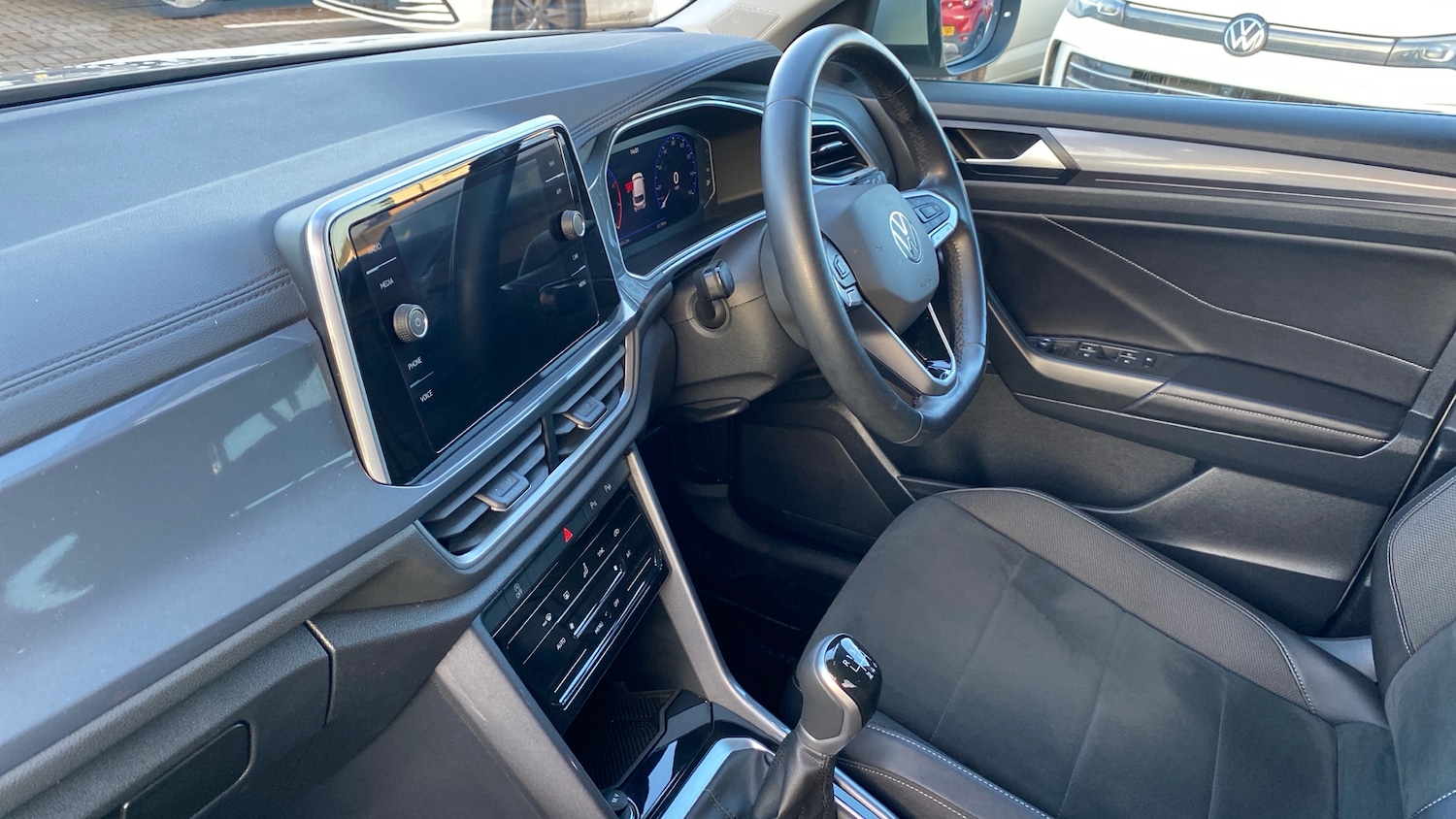 Used Volkswagen T-Roc 2022 for sale - 77136068: Photo 2