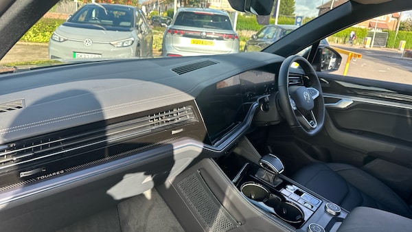 Used Volkswagen Touareg 2025 for sale - 76076264: Photo 2