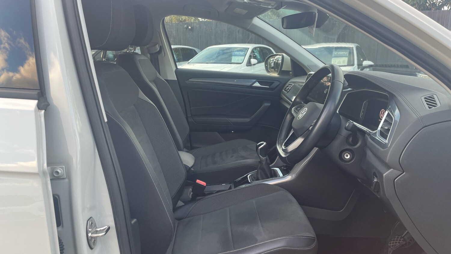 Used Volkswagen T-Roc 2023 for sale - 76627773: Photo 15