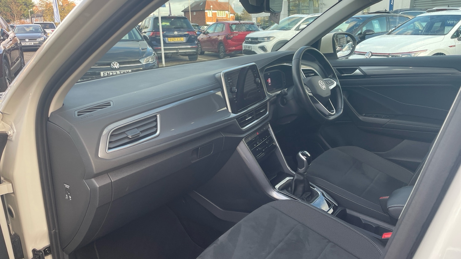 Used Volkswagen T-Roc 2023 for sale - 76627773: Photo 2