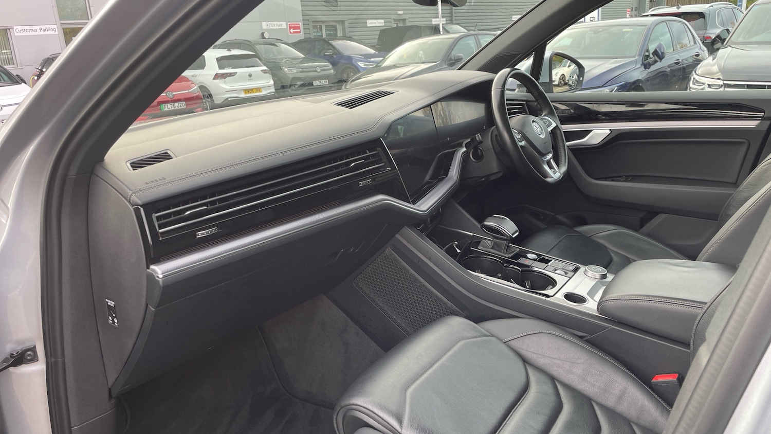 Used Volkswagen Touareg 2018 for sale - 76477801: Photo 2