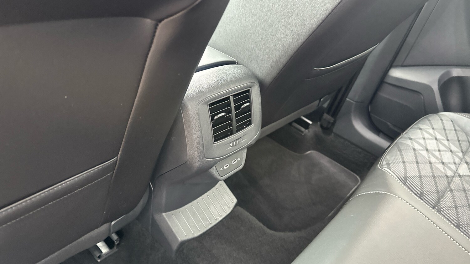 Used Volkswagen T-Roc 2025 for sale - 76253877: Photo 24