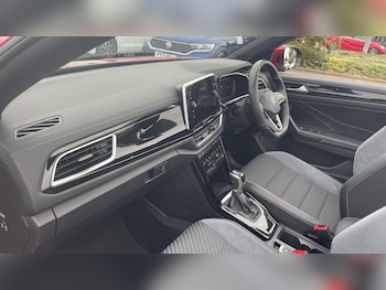 Used Volkswagen T-Roc 2023 for sale - 76131131: Photo