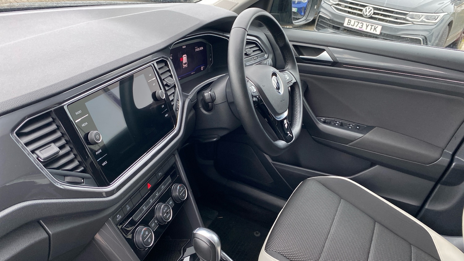 Used Volkswagen T-Roc 2021 for sale - 77663294: Photo 2