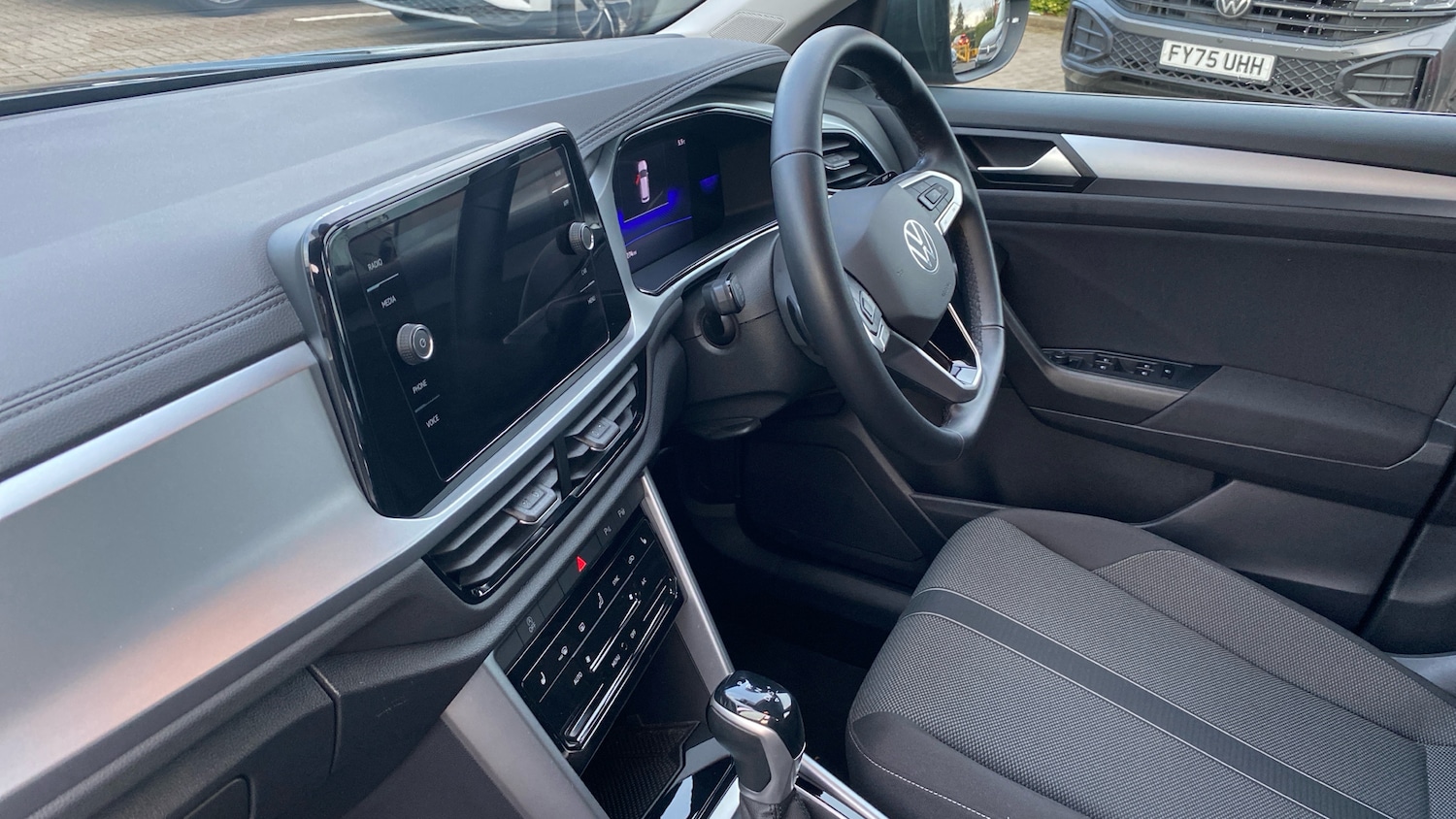 Used Volkswagen T-Roc 2023 for sale - 76779249: Photo 2