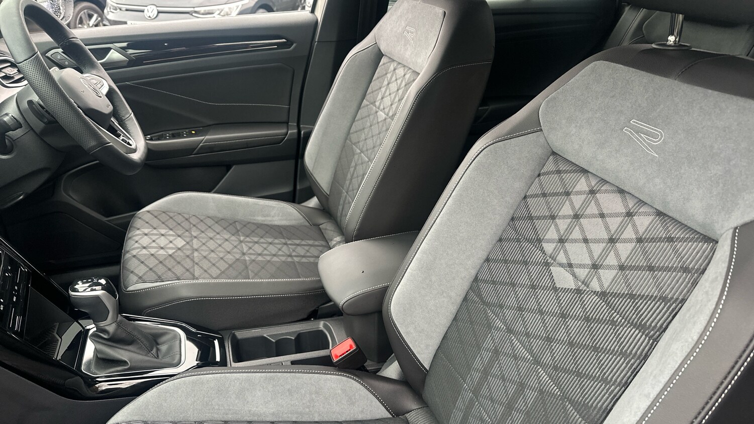 Used Volkswagen T-Roc 2025 for sale - 77365109: Photo 23