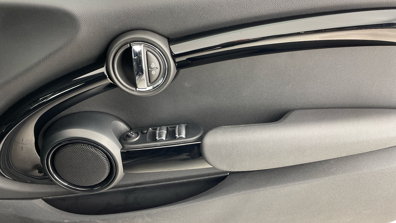 Used MINI Convertible 2018 for sale - 77544551: Photo 41