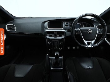 Used Volvo V40 2017 for sale - 76330625: Photo 2