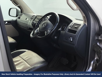 Used Volkswagen Caravelle 2015 for sale - 76462232: Photo