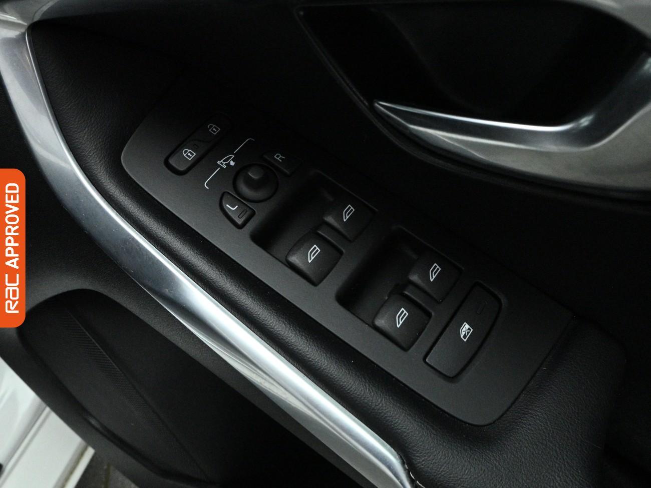 Used Volvo V40 2017 for sale - 77872519: Photo 24