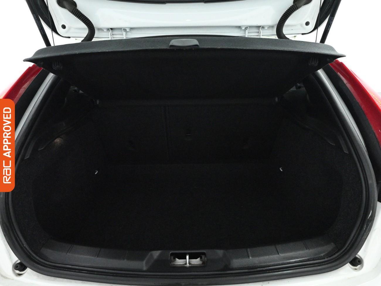 Used Volvo V40 2017 for sale - 77872519: Photo 25