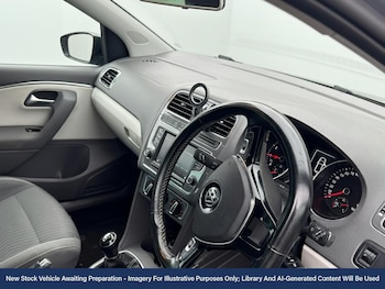 Used Volkswagen Polo 2015 for sale - 76590417: Photo