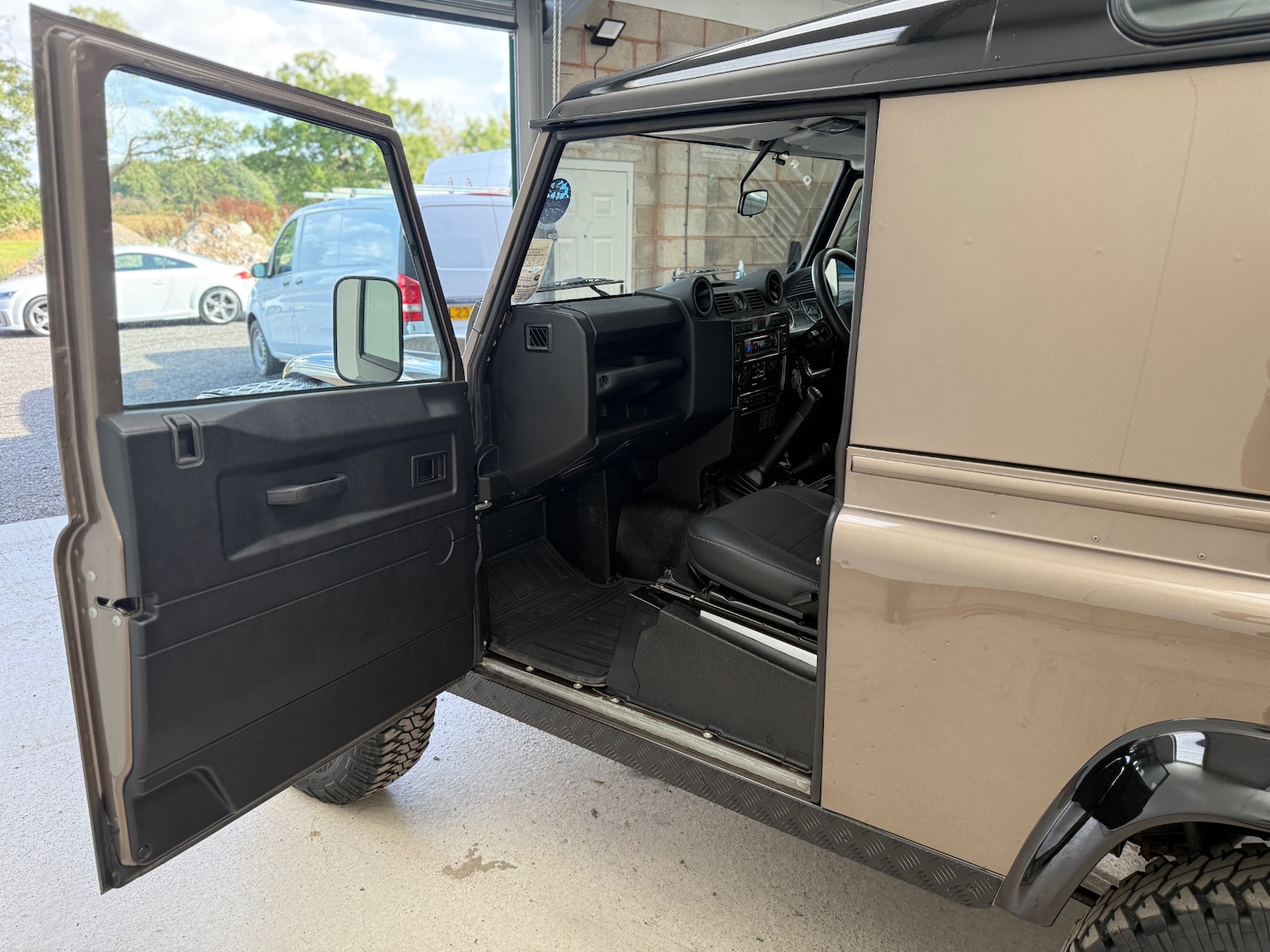 Used Land Rover Defender 2012 for sale - 76971119: Photo 37