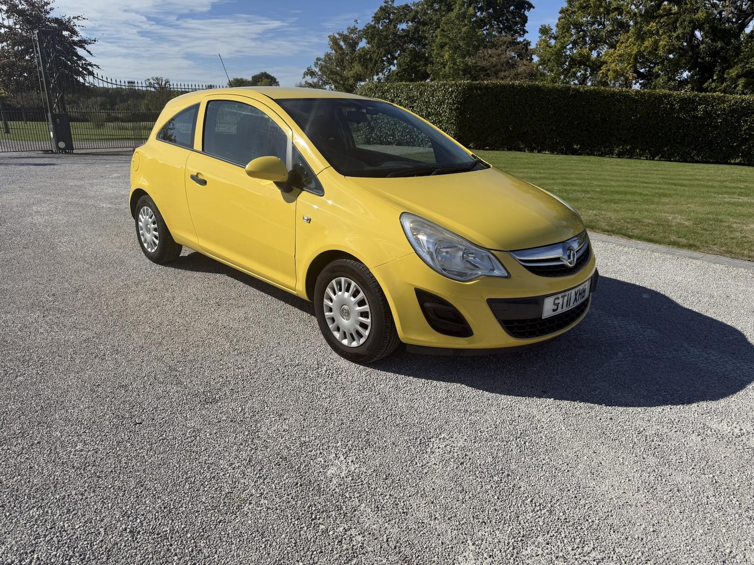 Used Vauxhall Corsa 2011 for sale - 76017019: Photo 1