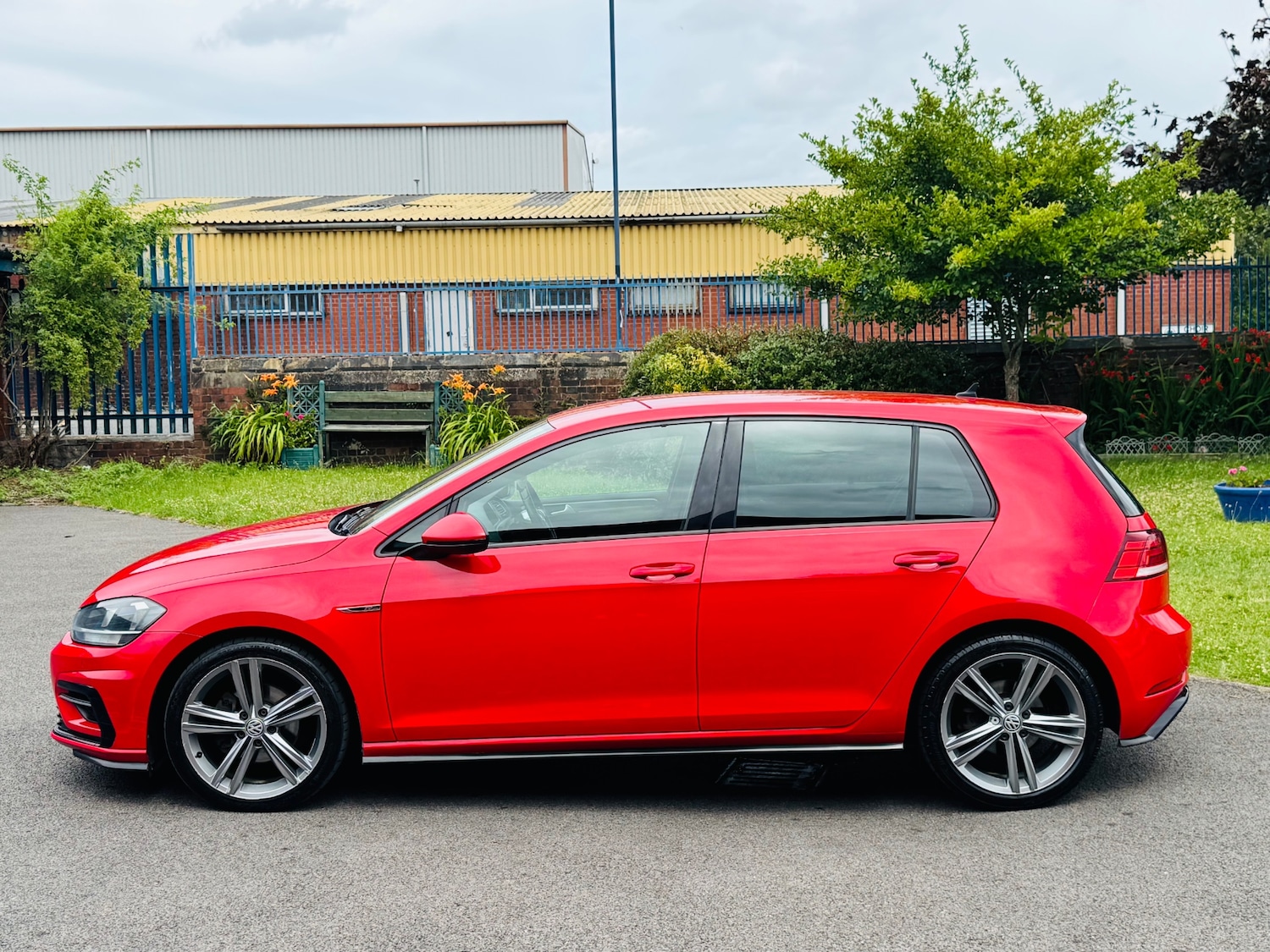 Used Volkswagen Golf 2017 for sale - 76471208: Photo 2