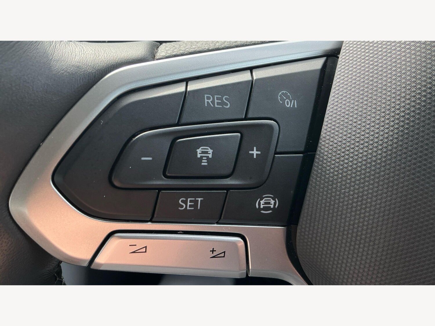 Used Volkswagen T-Roc 2023 for sale - 77970390: Photo 31