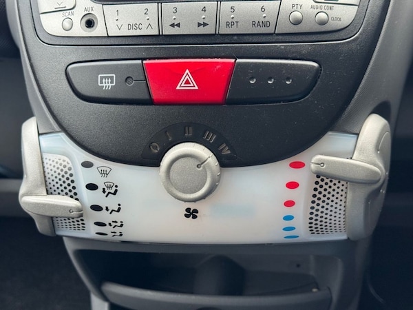 Used Peugeot 107 2010 for sale - 76256300: Photo 14