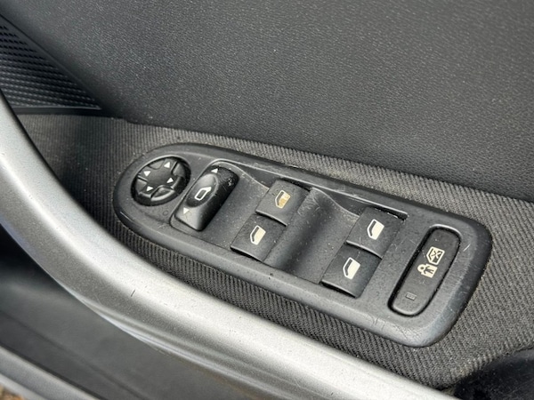 Used Peugeot 308 2010 for sale - 76245132: Photo 8
