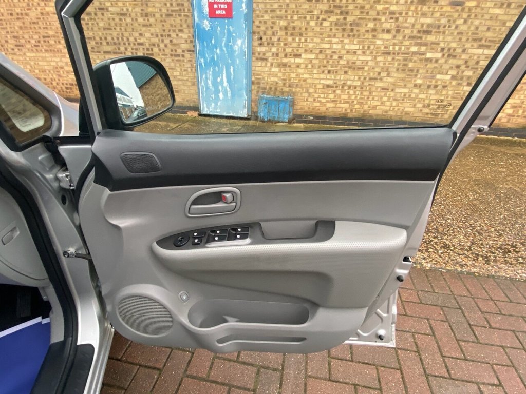 Used Kia Carens 2009 for sale - 76768102: Photo 11