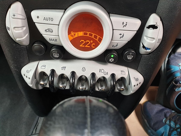 Used MINI Convertible 2009 for sale - 76137177: Photo 16